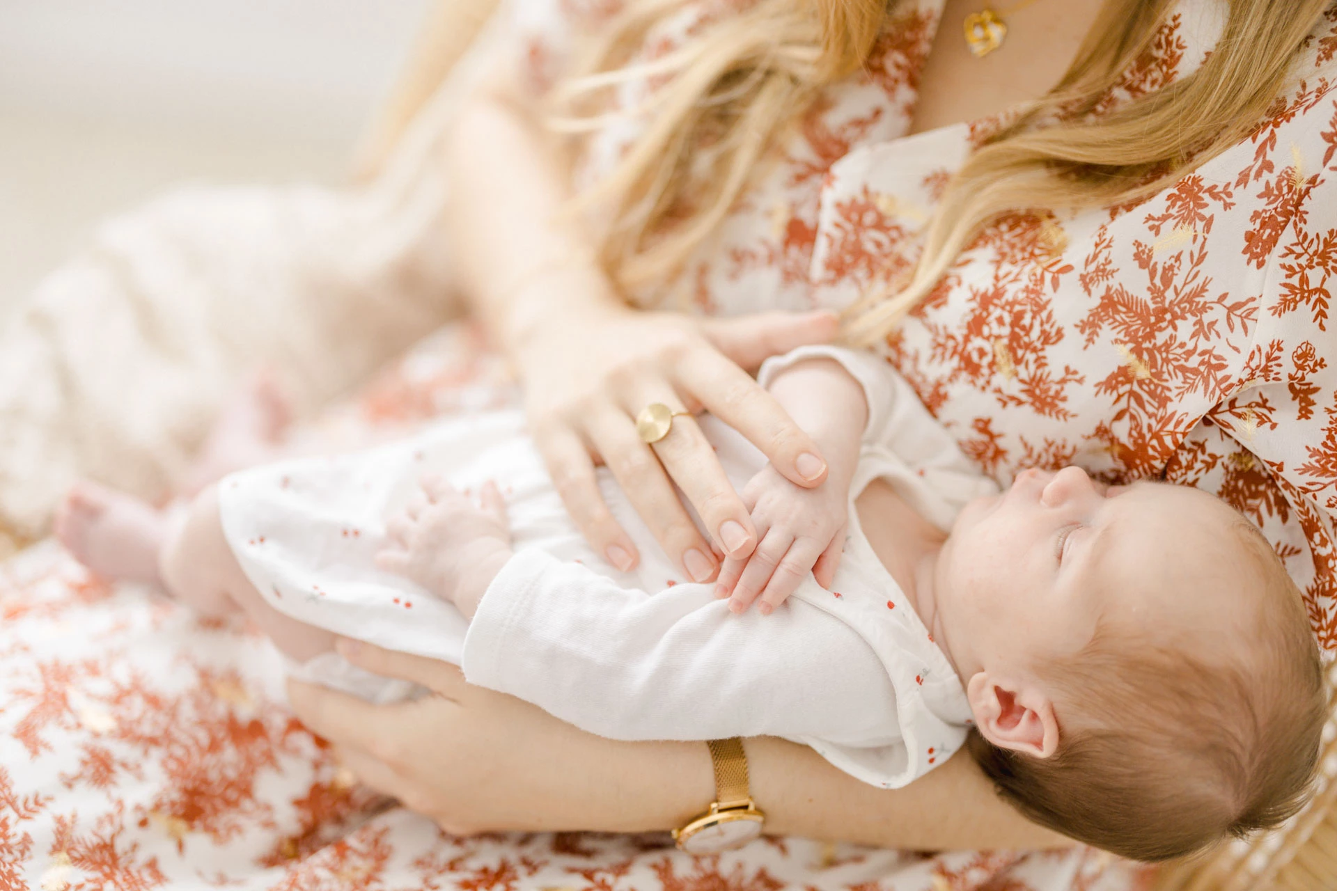 main bonheur enfant rose robe